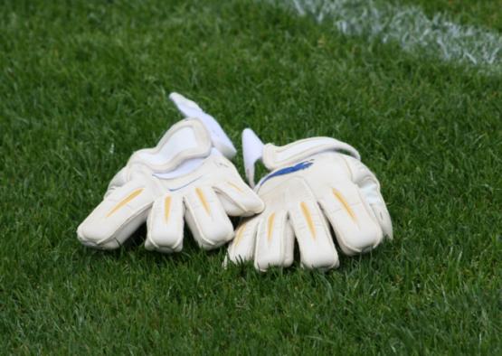 Im Fussball brauchts auch Handschuhe (Bild: rc.)