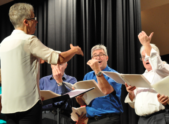 Beste Unterhaltung im Waschsalon: mit dem Gemischten Chor Gontenschwil. (Bild: hg.)