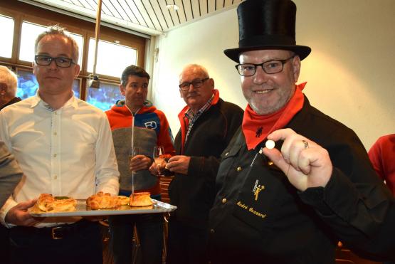 Er darf am Neujahrsapéro nicht fehlen: Kaminfeger André Bossard verteilte wieder Glücksräppli