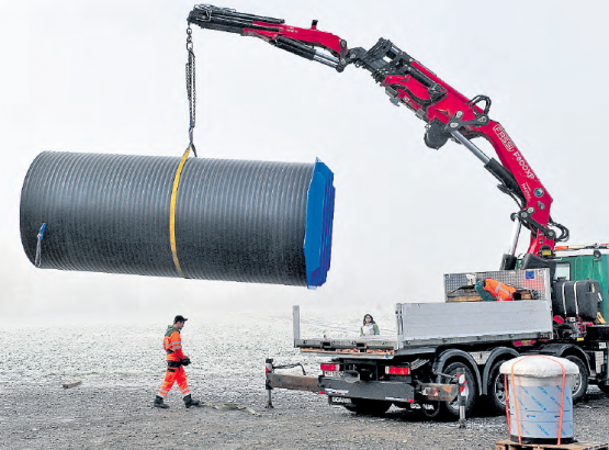 Wie eine Riesencigarre im Nebel: Das zweite Element des neuen Reservoirs wird auf den Lastwagen verladen. (Bild: msu.)