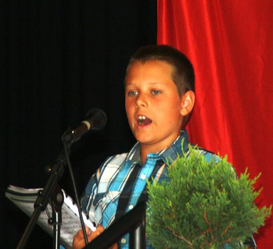 Sven Morgenthaler überraschte als Solist, ohne Instrumentalbegleitung, mit der Landeshymne