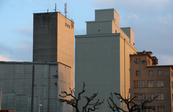 Blick ins Mühleareal: Geht es nach den Initianten von «Nein zur Überbauung der Hegmatte», soll zuerst an dieser Stelle gebaut werden und vor allem Arbeitsplätze entstehen. (Bild: rc.)