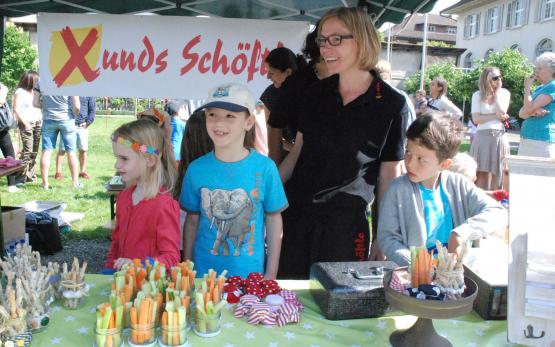Gesundes verkauft: Die Kindergärtler spannten mit der Kommission Xunds Schöftle zusammen