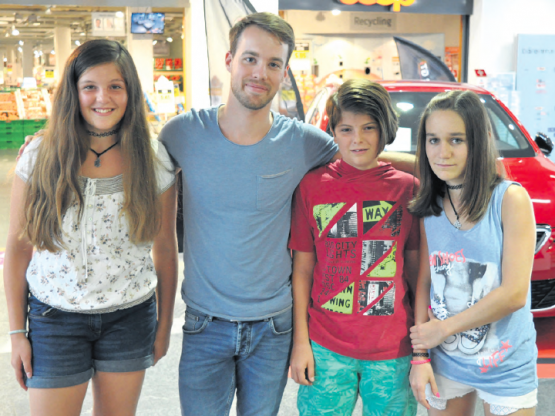 Jason Brügger mit Fans in Bärenmarkt Reinach (Bild: Heidi De Luca)