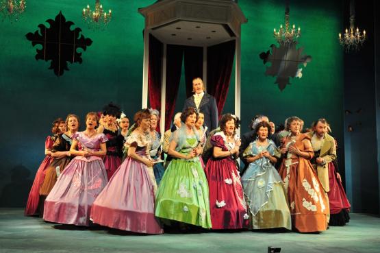 Kostümpracht im zweiten Akt: Baron Weps erzählt der feinen Gesellschaft seine Geschichten …