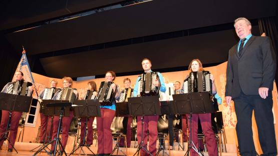 Trotz seiner 70 Jahren kommt der Handharmonika-Klub Staffelbach jugendlich daher. Er wird dirigiert von Markus Schlatter