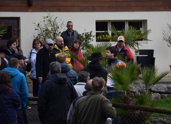 Zur Begehung den Uerkner Bächen entlang erschien eine erfreuliche Schar zum Treffpunkt am Stickelbächlein
