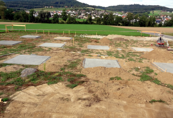 Beton-Fundamente: bereits sind die ersten Spuren vom neuen Gebäude zu sehen. (Bild: Martin Sommerhalder)
