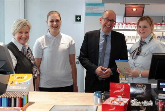 Neue Verkaufsstelle im Bahnhof Menziken: Das Verkaufsteam (v.l.) Renate Kausch, Edita Kurdic und Sandra Peer (Teamleiterin) flankiert WSB-Direktor Mathias Grünenfelder. (Bild: mars.)