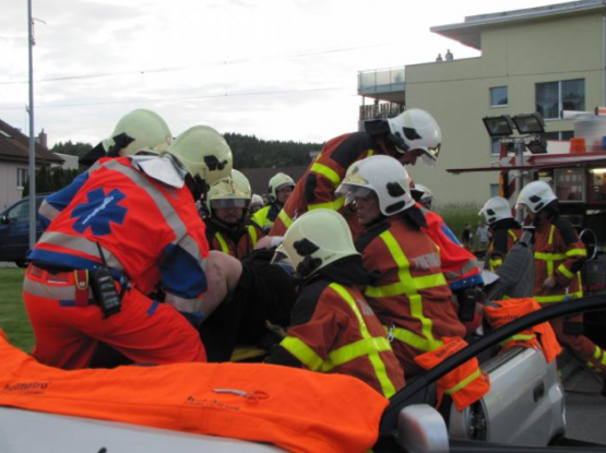 Feuerwehr befreit Frau aus dem Unfallwagen (Bild: kapo)
