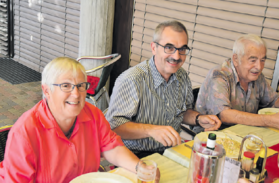 Gemütliche Tischrunde unter der lauschigen Pergola: (v.li.) Renate Faes mit Zentrumsleiter Jakob Faes und seinem Vater.