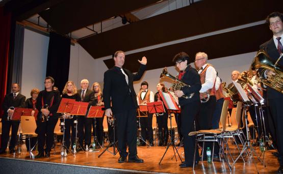 Dirigent Walter Heiniger präsentierte in der Turnhalle Walde gleich beide Korps