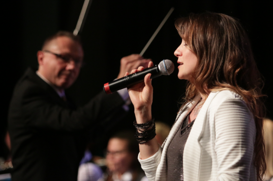 Tabea Lager moderierte die Konzerte der MG Muhen und sang mehrere Lieder (Bilder: Remo Conoci)