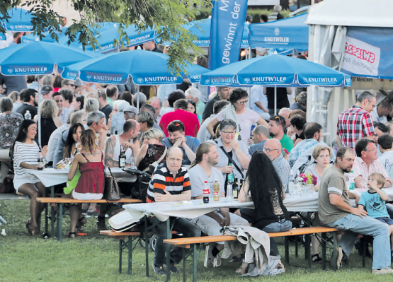 Das Festzelt reichte nicht: Das Dorffest Menziken zog besonders am Freitag- und Samstagabend sehr viel Publikum an. Glücklicherweise spielte das Wetter mit und man konnte das Fest auch draussen bis in die späten Abendstunden geniessen. (Bilder: rc./hg.)
