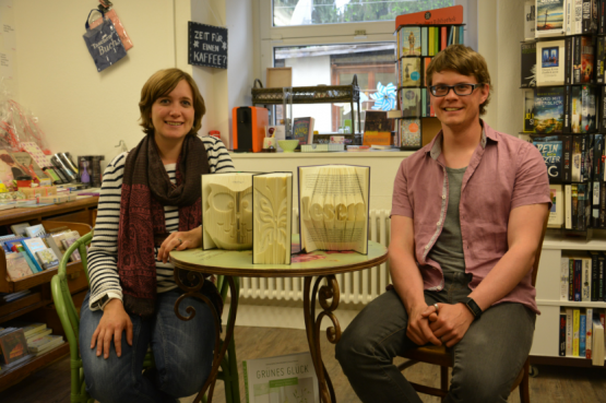 Sie falten und zerschneiden Bücher ganz ohne schlechtes Gewissen. – Nina und Dominik Dössegger schenken Büchern in der Wynabuchhandlung ein zweites Leben. (Bilder: EP.)
