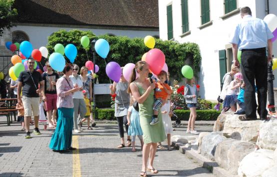 Zur Einweihungsfeier wurden bunte Ballone in den Himmel hoch gelassen