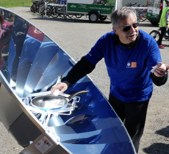 Spiegeleier und Würstli aus der Solarküche: Andreas Hügli, Verwaltungsrat der TBG Energie AG, machts vor (Monika Häusermann)