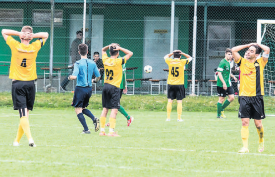 Ein Bild, das alles sagt: Nach einer brenzligen Situation für Menzo Reinach und einer gleichzeitig verpassten Chance von Gränichen 2 (zVg.)