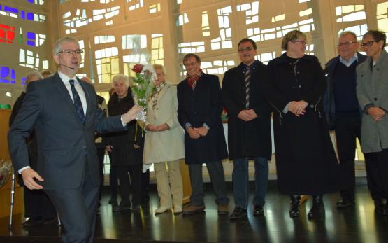 Pfarrer Thomas Michel überreichte jedem Paar eine rote Rose