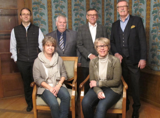 Der wiedergewählte Vorstand des Vereins Schloss Liebegg: (v.l.) Karin Steiner-Elsasser, Gabi Stiffler; Markus Merz, Ueli Widmer, Urs Bachmann,Adolf Pfister. (Bild: hzb)