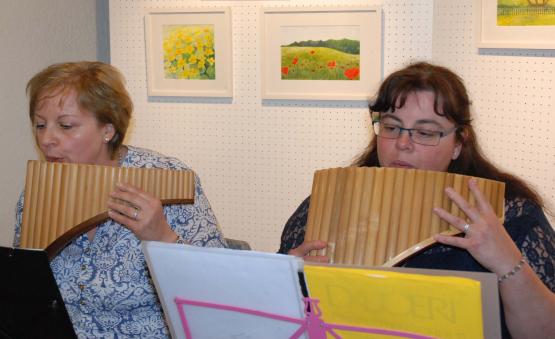 Chantal Baur (re.) und Ursula Reis umrahmten die Vernissage mit Panflötenklängen