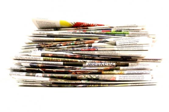 Zeitungsstapel (Symbolbild: Remo Conoci)