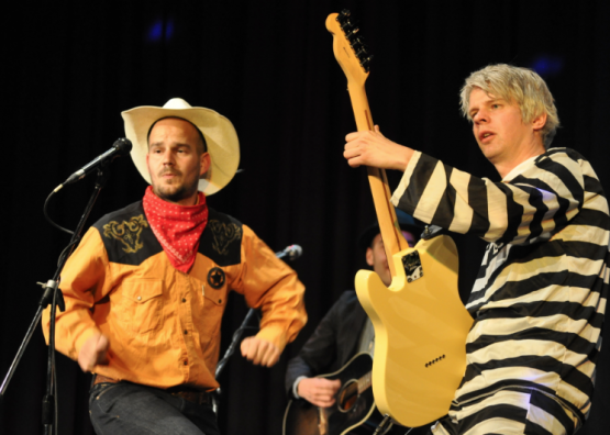 Hilfssheriff Tom (links, Bruno Maurer) und seine Kompanen im TaB (Bild: hg.)