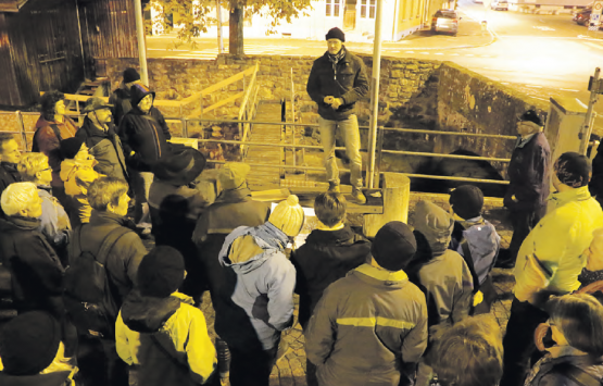 Martin Schmid vom NVMB referiert bei Laternenlicht über Ratten in der Wyna (Bild: Remo Conoci)