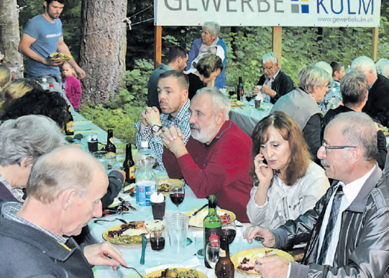 Grillabend der Kulmer Gewerbetreibenden: «Herzhaft zugreifen» und den ohnehin starken Zusammenhalt pflegen. (Bild: Te.)