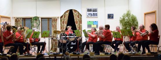 Der Dirigent spielt mit (2.v.re.) – das Outfit wirkte frisch – eine dynamische Musig