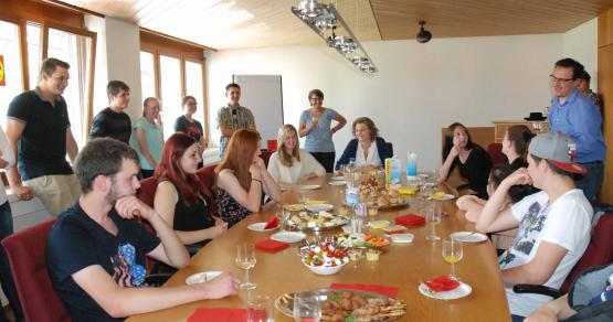 Zum gemeinsamen Apéro fanden sich alle im Gemeindehaus Staffelbach zusammen.