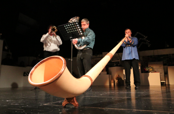 Cornel Fischer erlernte das Alphornblasen in nur vier Wochen (Bilder: Remo Conoci)