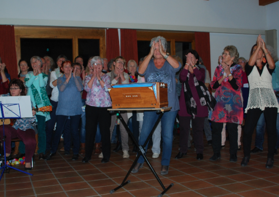 Thea Kölliker mit ihren Mantra-Sängern und die Easy Sailors nahmen die Besucher im Reinacher Kirchgemeindehaus mit auf eine musikalische Weltreise. (Bild: hh.)