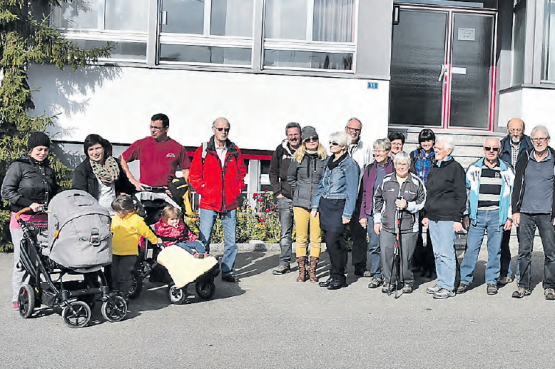 Treffpunkt war bei der Bandfabrik Huber: Rund 30 Personen begaben sich auf den Hüttenrundgang durch das Waldgebiet Oberkulm Ost. (Bild: Te.)