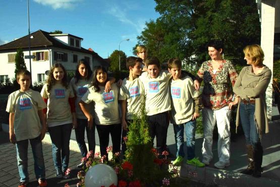 Eine munere Schar Jugendlicher traf sich am Tag der offenen Tür auf dem Vorplatz