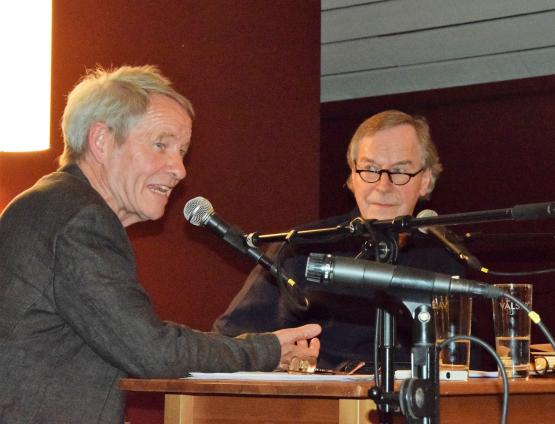 Im gemütlichen Bürgersaal im Schlossgarten liess Tinu Heiniger (li.) Klaus Merz aus dem Leben erzählen