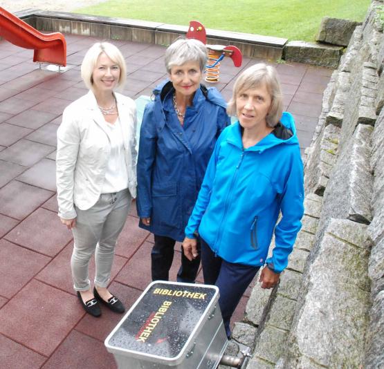 Gemeinderätin Monica Riedo, Bibliothekarin Barbara Lüthi und das Mitglied der Kulturkommission "Schlossrued läbt", Barbara Weber (v.l.) präsentierten die Bücherkiste