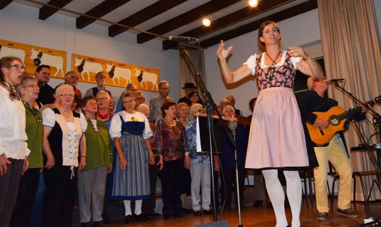 Anja Di Grassi zog auch das Publikum in die Heimatlieder mit ein