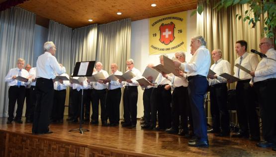 Der Seniorenchor unter der Leitung von Peter Lüscher ist bei Festivitäten immer dabei