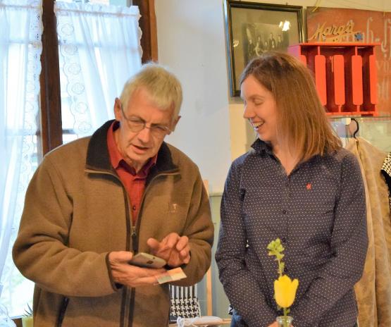 Rolf Burri dankt der neuen Aktuarin, Melanie Kordina, für ihr Engagement im Museum.