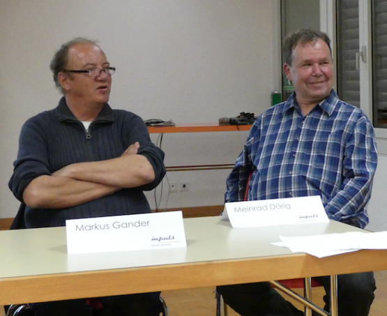 Sie wirkten als ruhender Pool: (v.li.) Referent Markus Gander von der Organisation infoklick.ch und Meinrad Dörig von Impuls Zusammenleben aargauSüd sprechen mit Erfahrung aus ihrer spannenden Arbeit mit Jugendlichen. (Bild: moha.)