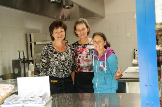 Margrit Haltiner, Judith Wendel und Sylvia Rytz sind bereit für den grossen Ansturm.