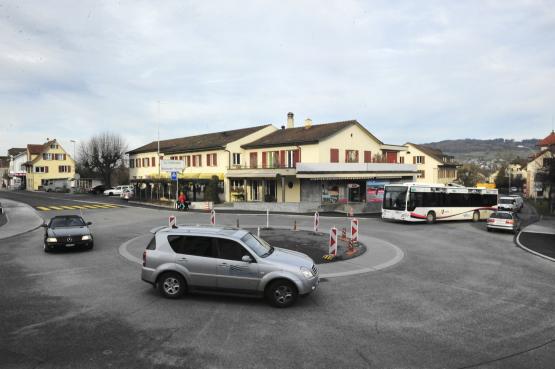 Der Kreisel in Boniswil sorgt bei den Verkehrsteilnehmern für Verwirrung.