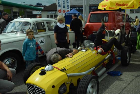 Letzte Reperaturen mit vollem Körpereinsatz