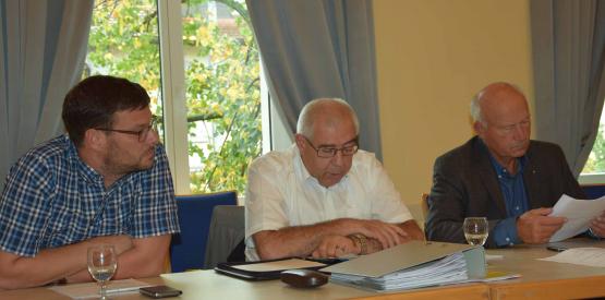 Der Präsident der Waldwirtschaft Aarau-Kulm-Zofingen, Andres Müller, eingemittein von Markus Steiner (li.) und Peter Stadler