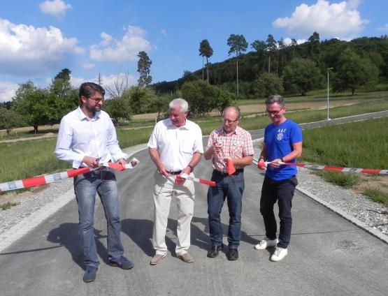 Gemeindeammann Rolf Arber und Gemeinderat Peter Stirnemann flankiet von den Planern