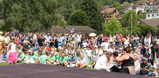 Eine riesige bunte Schülerschar sorgte für ein fantasievolles Jugendfest