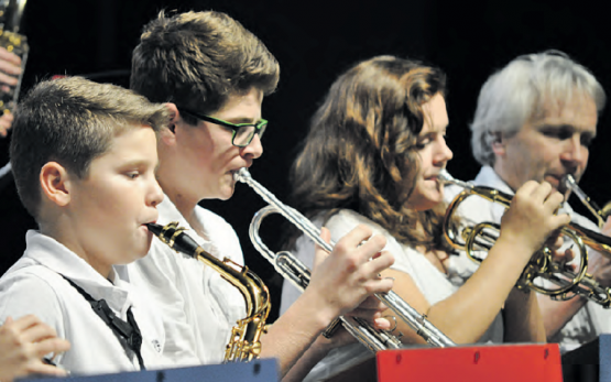 Der Nachwuchs brillierte: Das Jugendblasorchester unter der Leitung von Ruedi Lehnherr. (Bild: hh.)