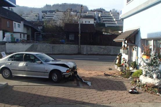 In Birrwil gegen Hauswand geprallt (Bild: kapo)