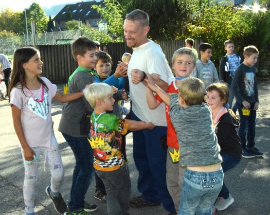 Immer dabei: Marcel kann sich dem Ansturm der Kinder schwer entziehen